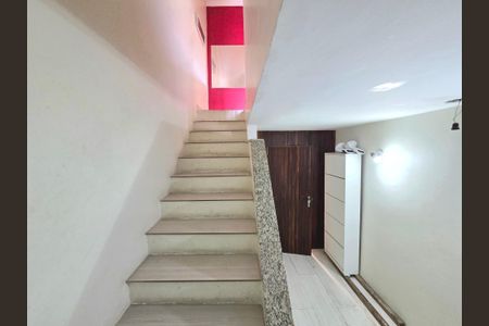 Casa à venda com 100m², 4 quartos e 2 vagasEscada Primeiro Andar