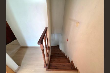 Casa à venda com 100m², 4 quartos e 2 vagasEscada Segundo Andar