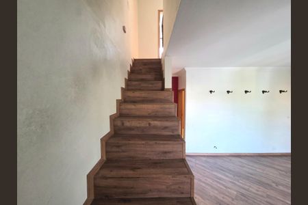 Casa à venda com 100m², 4 quartos e 2 vagasEscada Segundo Andar