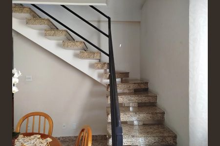 Casa à venda com 160m², 3 quartos e 2 vagasEscada