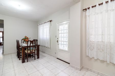 Casa à venda com 121m², 2 quartos e 1 vagaSala