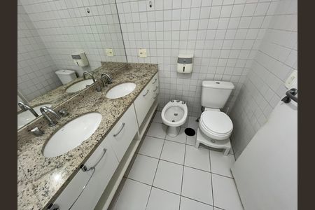 Apartamento para alugar com 170m², 4 quartos e 3 vagas Apartamento para alugar com 170m², 4 quartos e 3 vagasBanheiro da Suíte 2