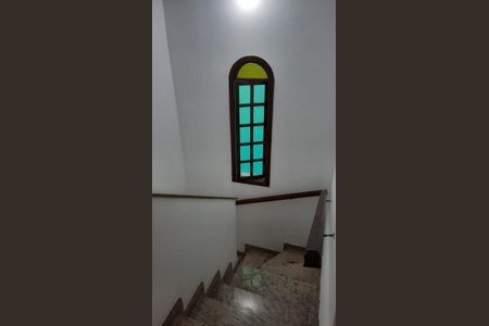 Casa à venda com 278m², 3 quartos e 4 vagas Casa à venda com 278m², 3 quartos e 4 vagasEscada