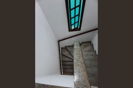 Casa à venda com 278m², 3 quartos e 4 vagas Casa à venda com 278m², 3 quartos e 4 vagasEscada