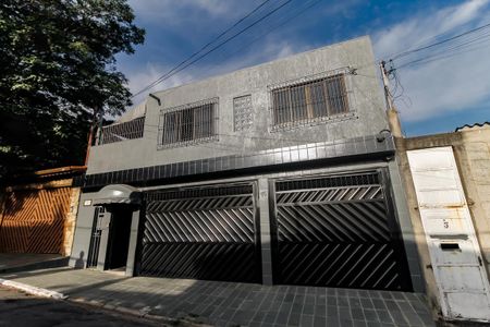 Casa à venda com 180m², 3 quartos e 2 vagas Casa à venda com 180m², 3 quartos e 2 vagasFachada