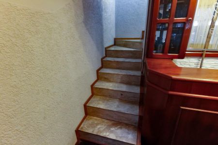 Casa à venda com 180m², 3 quartos e 2 vagas Casa à venda com 180m², 3 quartos e 2 vagasEscada acesso quartos