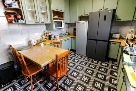 Casa à venda com 180m², 3 quartos e 2 vagas Casa à venda com 180m², 3 quartos e 2 vagasCozinha - Armários