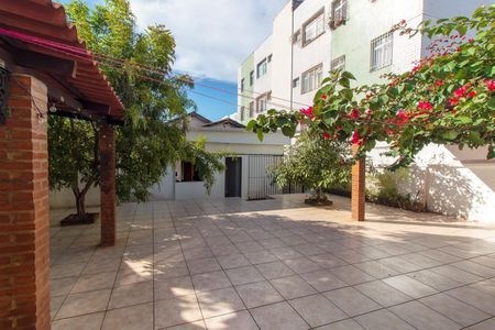 Casa à venda com 330m², 4 quartos e 2 vagasFoto 01