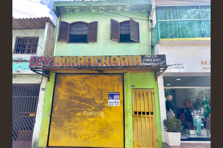 Casa para alugar com 300m², 4 quartos e 1 vaga Casa para alugar com 300m², 4 quartos e 1 vagaPlaca instalada na fachada do imóvel