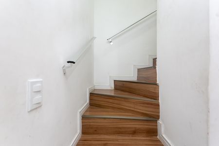 Casa de condomínio à venda com 75m², 2 quartos e 2 vagas Casa de condomínio à venda com 75m², 2 quartos e 2 vagasEscada