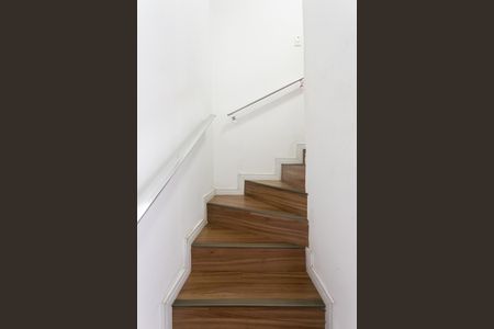 Casa de condomínio à venda com 75m², 2 quartos e 2 vagas Casa de condomínio à venda com 75m², 2 quartos e 2 vagasEscada