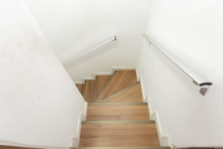 Casa de condomínio à venda com 75m², 2 quartos e 2 vagas Casa de condomínio à venda com 75m², 2 quartos e 2 vagasEscada