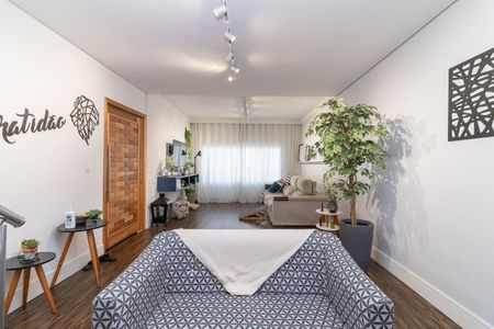 Casa à venda com 175m², 4 quartos e 2 vagas Casa à venda com 175m², 4 quartos e 2 vagasSala
