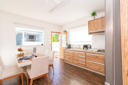 Casa à venda com 175m², 4 quartos e 2 vagas Casa à venda com 175m², 4 quartos e 2 vagasCozinha