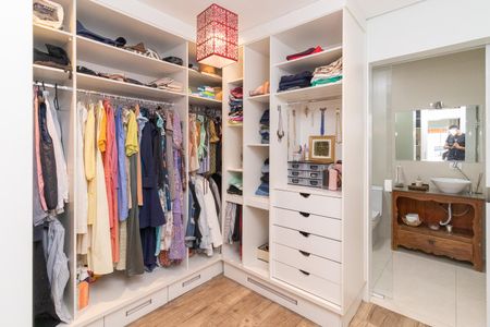 Casa à venda com 175m², 4 quartos e 2 vagas Casa à venda com 175m², 4 quartos e 2 vagasCloset da suíte