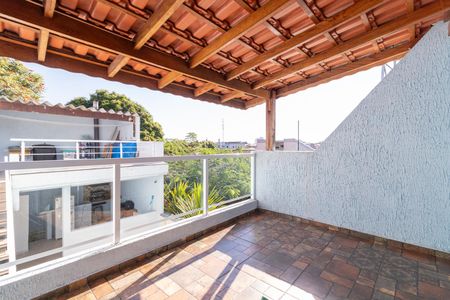 Casa à venda com 175m², 4 quartos e 2 vagas Casa à venda com 175m², 4 quartos e 2 vagasVaranda do Quarto 4 - Suíte