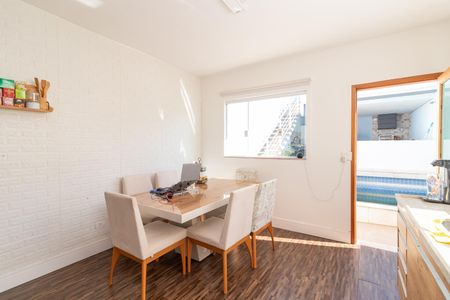 Casa à venda com 175m², 4 quartos e 2 vagas Casa à venda com 175m², 4 quartos e 2 vagasCozinha