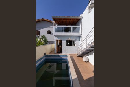 Casa à venda com 175m², 4 quartos e 2 vagas Casa à venda com 175m², 4 quartos e 2 vagasFachada