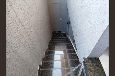 Casa à venda com 97m², 3 quartos e 2 vagasEscada para acesso da garagem