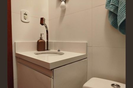 Casa à venda com 97m², 3 quartos e 2 vagasBanheiro social