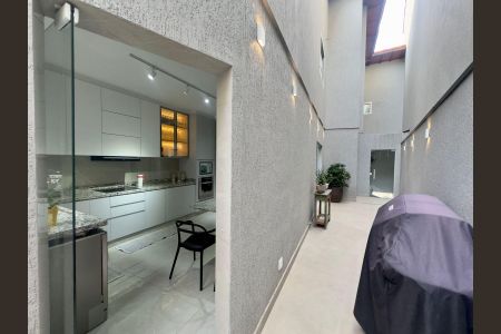 Casa à venda com 220m², 4 quartos e 5 vagasQuintal