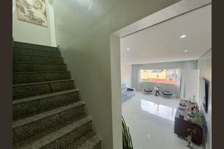 Casa à venda com 220m², 4 quartos e 5 vagasEscada