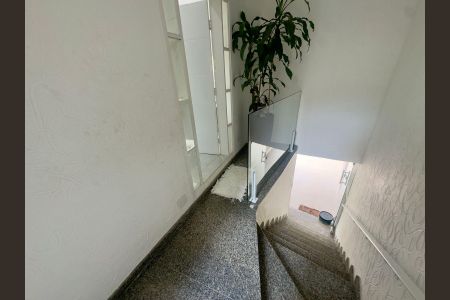 Casa à venda com 220m², 4 quartos e 5 vagasEscada