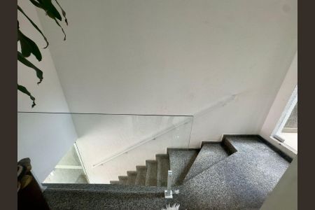 Casa à venda com 220m², 4 quartos e 5 vagasEscada