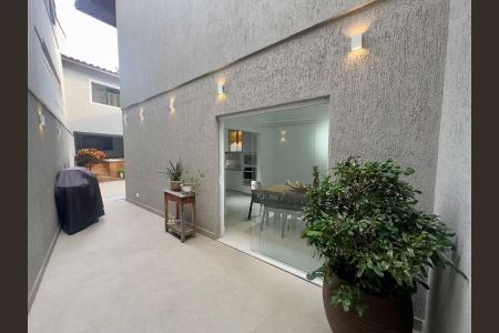 Casa à venda com 220m², 4 quartos e 5 vagasQuintal
