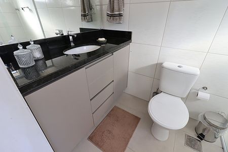 Banheiro da Suíte de apartamento para alugar com 1 quarto, 46m² em Vila Ipiranga, Porto Alegre