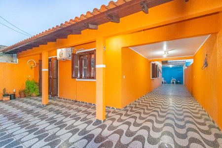 Casa à venda com 110m², 3 quartos e 2 vagasFachada/garagem