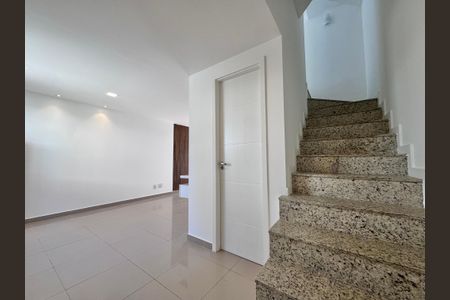 Casa de condomínio à venda com 163m², 4 quartos e 1 vagaEscada