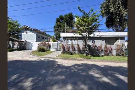 Casa de condomínio à venda com 163m², 4 quartos e 1 vagaFachada