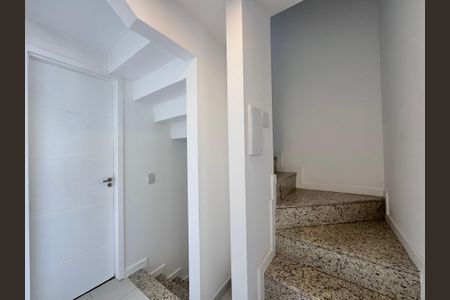 Casa de condomínio à venda com 163m², 4 quartos e 1 vagaEscada