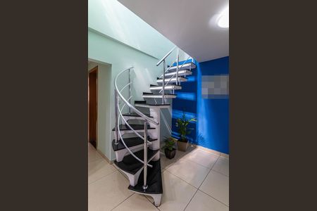 Escada de casa para alugar com 3 quartos, 122m² em Conjunto Habitacional Castro Alves, São Paulo
