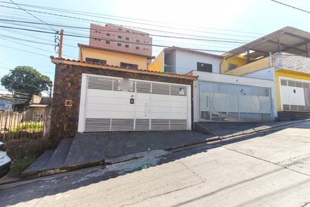 Casa para alugar com 140m², 3 quartos e 3 vagasFachada + Placa
