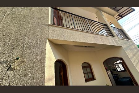 Casa à venda com 174m², 3 quartos e 4 vagas Casa à venda com 174m², 3 quartos e 4 vagasQuintal