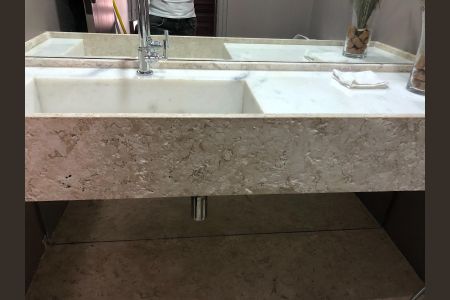 Casa para alugar com 470m², 4 quartos e 4 vagasBanheiro