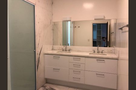 Casa para alugar com 470m², 4 quartos e 4 vagasBanheiro