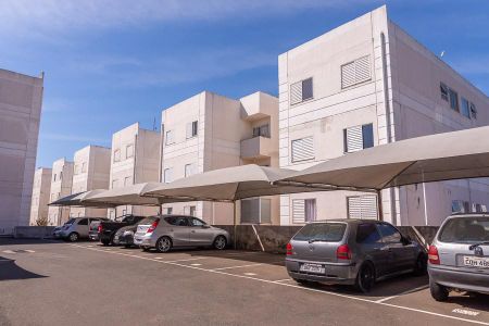 Apartamento para alugar com 50m², 2 quartos e 1 vagaÁrea Comum-Estacionamento e fachada dos blocos