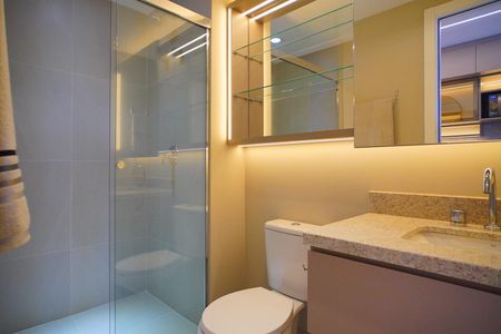 Banheiro de kitnet/studio para alugar com 1 quarto, 35m² em Auxiliadora, Porto Alegre