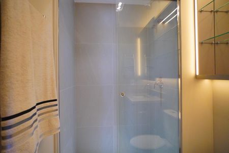 Banheiro de kitnet/studio para alugar com 1 quarto, 35m² em Auxiliadora, Porto Alegre