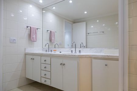 Apartamento à venda com 185m², 3 quartos e 3 vagasBanheiro da Suíte 1
