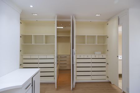 Apartamento à venda com 185m², 3 quartos e 3 vagasQuarto Suíte - Aramários/Closet 