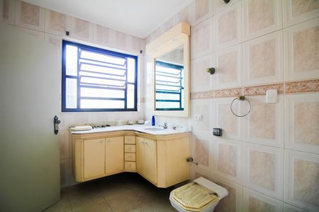 Casa à venda com 350m², 4 quartos e 3 vagas Casa à venda com 350m², 4 quartos e 3 vagasBanheiro 1