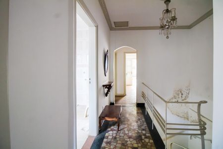 Casa à venda com 350m², 4 quartos e 3 vagas Casa à venda com 350m², 4 quartos e 3 vagasCorredor