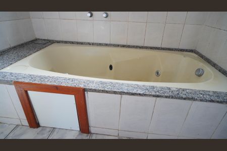 Apartamento para alugar com 250m², 3 quartos e 4 vagasBanheiro 1