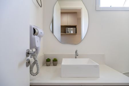 Banheiro de kitnet/studio para alugar com 1 quarto, 25m² em Itaim Bibi, São Paulo