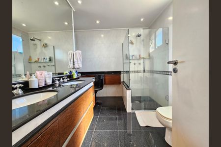 Apartamento à venda com 238m², 4 quartos e 5 vagasBanheiro da Suíte 3