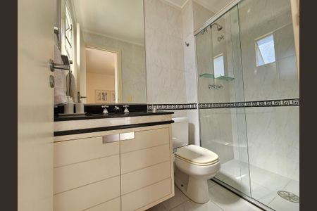 Apartamento à venda com 238m², 4 quartos e 5 vagasBanheiro da Suíte 1